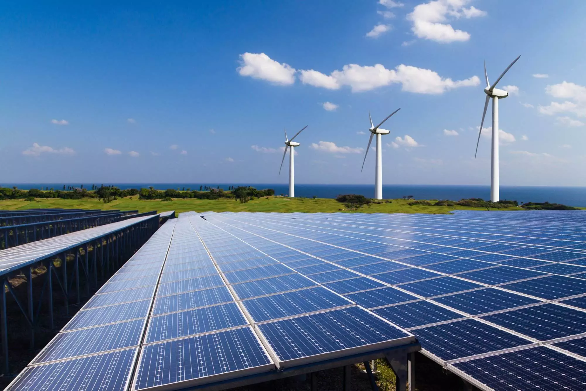Énergies renouvelables éoliennes et panneaux solaire